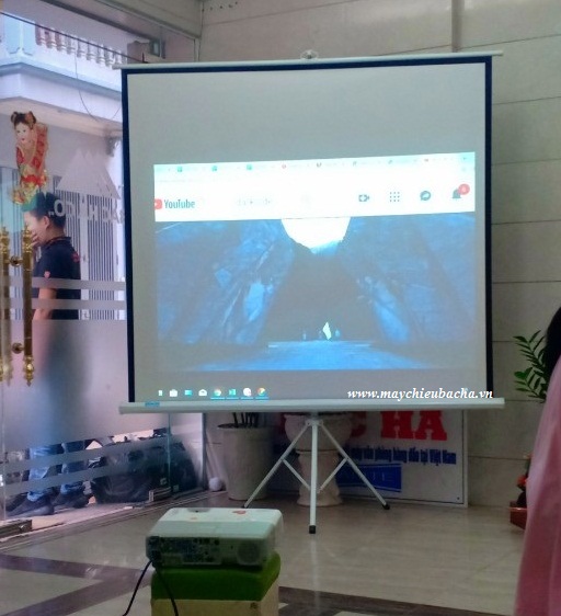 MAN CHIEU CHAN DI DONG 60 INCH DALITE