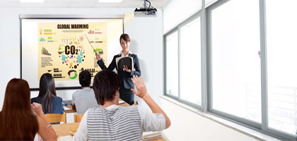 trinh chieu trong phong hoc co anh sang cao